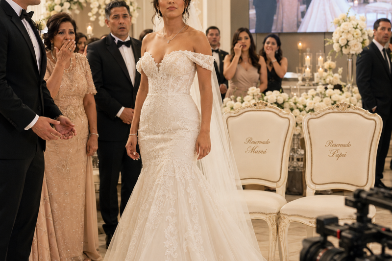 Mis papás dejaron 2 sillas vacías en mi boda para irse a Dubai con mi hermano; no sabían que una cámara iba a mostrarle todo a 14 millones
