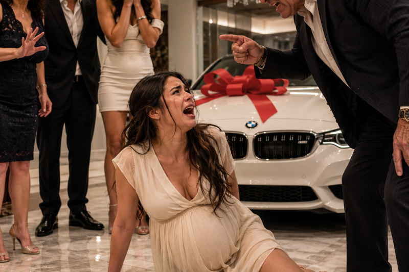 Mi papá regaló mi BMW a la prometida de mi hermano y me empujó embarazada; no sabía que las cámaras ya habían grabado todo