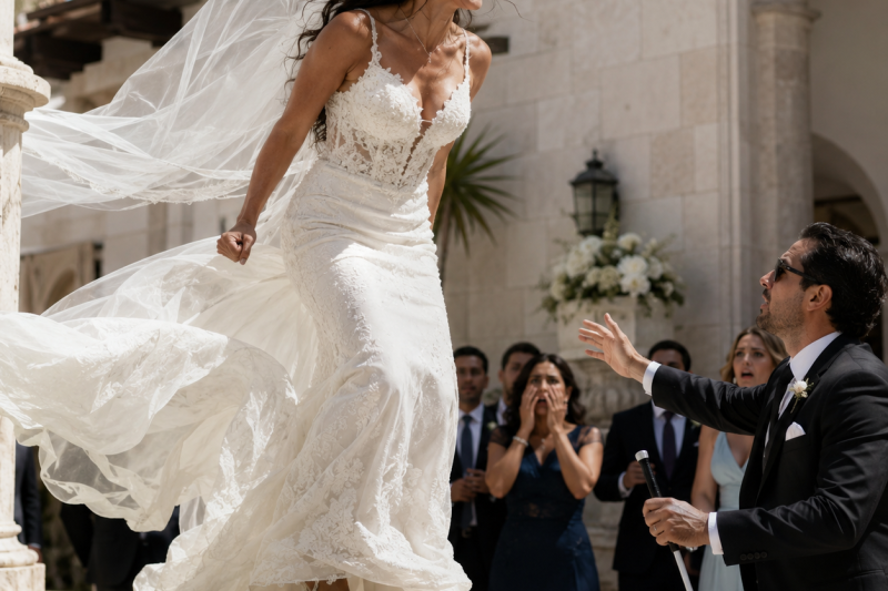 Mi hermana se subió al borde de la fuente de cantera, con el vestido de novia puesto, y gritó que prefería romperse el cuello antes que casarse con un hombre ciego.